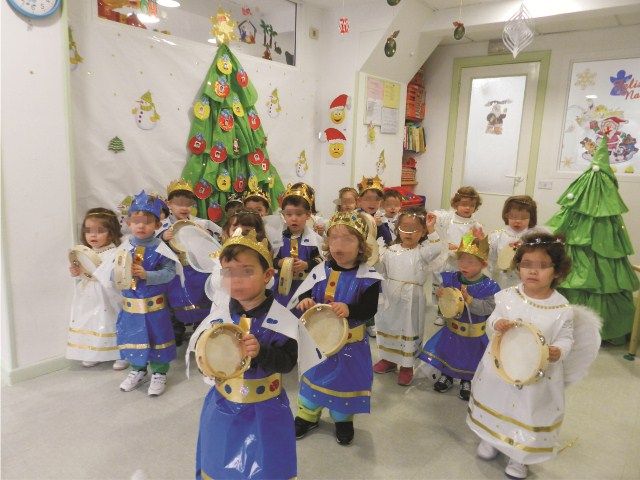 Escuela Infantil Los Robles niños en función de navidad