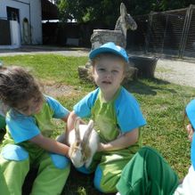 Escuela Infantil Los Robles niños cargando conejo