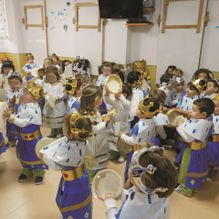 Escuela Infantil Los Robles niños con disfraz y corona en su cabeza