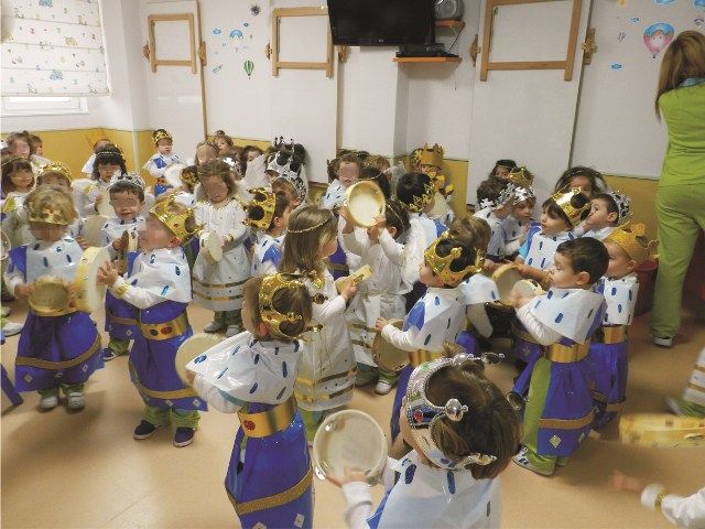 Escuela Infantil Los Robles niños con disfraz y corona en su cabeza