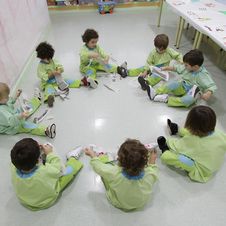 Escuela Infantil Los Robles niños sentados en circulo