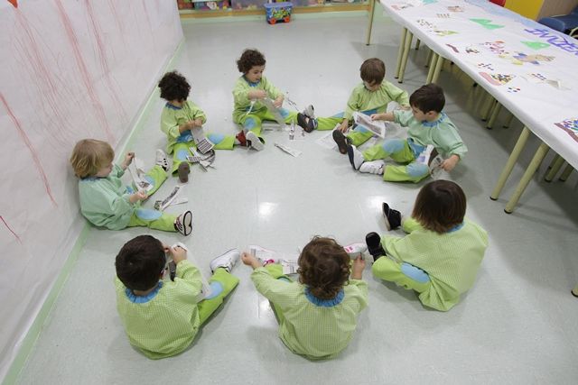 Escuela Infantil Los Robles niños sentados en circulo