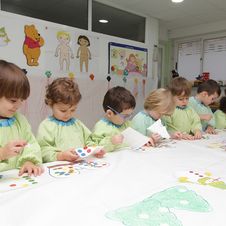 Escuela Infantil Los Robles niños trabajando con platilina