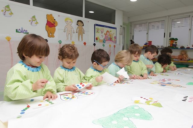 Escuela Infantil Los Robles niños trabajando con platilina
