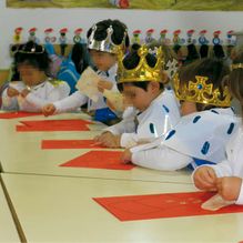 Escuela Infantil Los Robles niños con corona en su cabeza