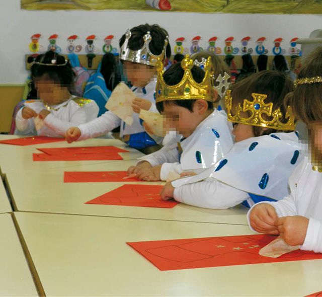 Escuela Infantil Los Robles niños con corona
