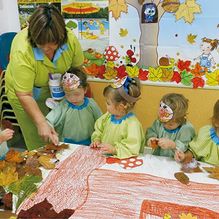 Escuela Infantil Los Robles niños realizando manualidades con profesora