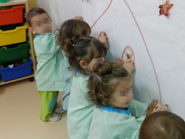 Escuela Infantil Los Robles niños dibujando