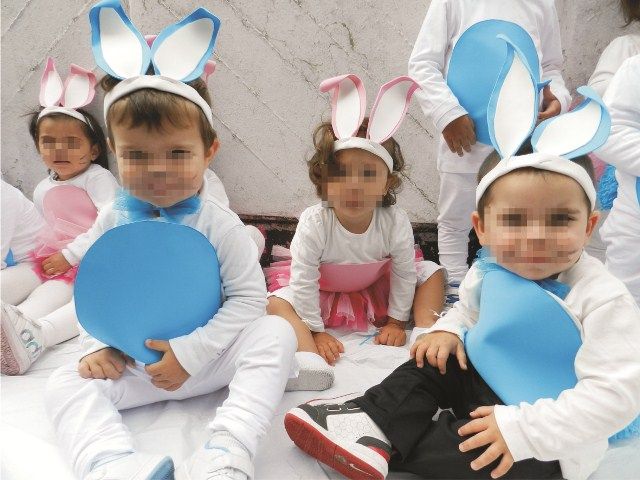 Escuela Infantil Los Robles niños con disfraz de conejo