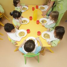 Escuela Infantil Los Robles niños con alimentos