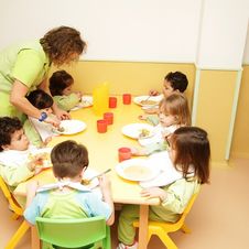 Escuela Infantil Los Robles niños en comedor