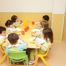Escuela Infantil Los Robles niños comiendo