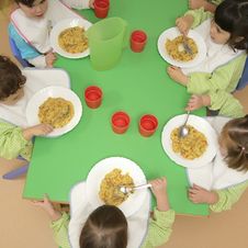 Escuela Infantil Los Robles niños en comedor