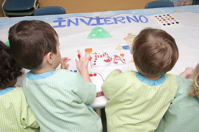 Escuela Infantil Los Robles niños con plastilina