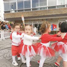 Escuela Infantil Los Robles niños bailando