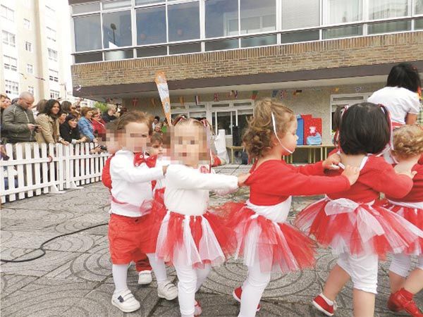 Escuela Infantil Los Robles niños bailando