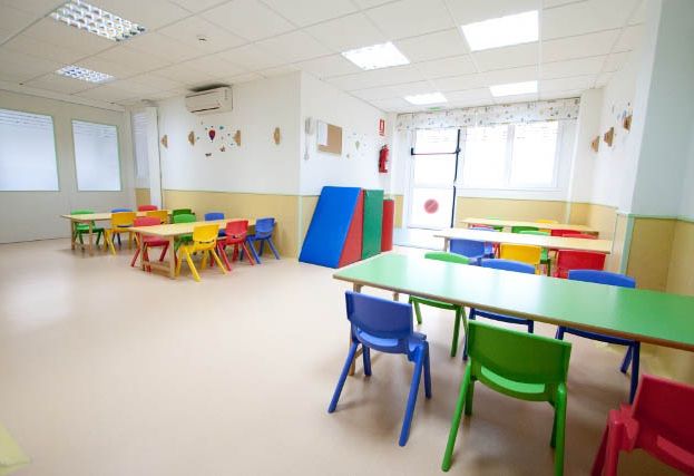 Escuela Infantil Los Robles mesas y sillas de colores