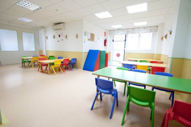 Escuela Infantil Los Robles mesas y sillas de colores
