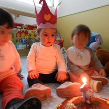 Escuela Infantil Los Robles niños con pastel