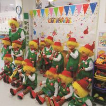 Escuela Infantil Los Robles niños con disfraz y muñeco animado