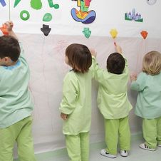 Escuela Infantil Los Robles niños dibujando en muro