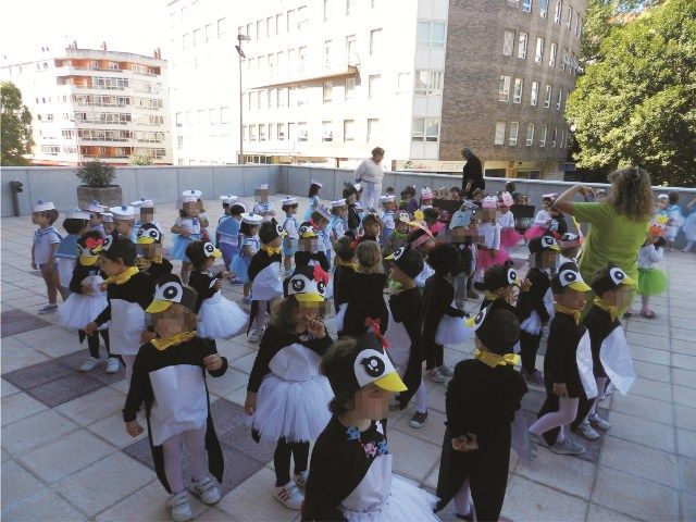 Escuela Infantil Los Robles niños con disfraz pinguino