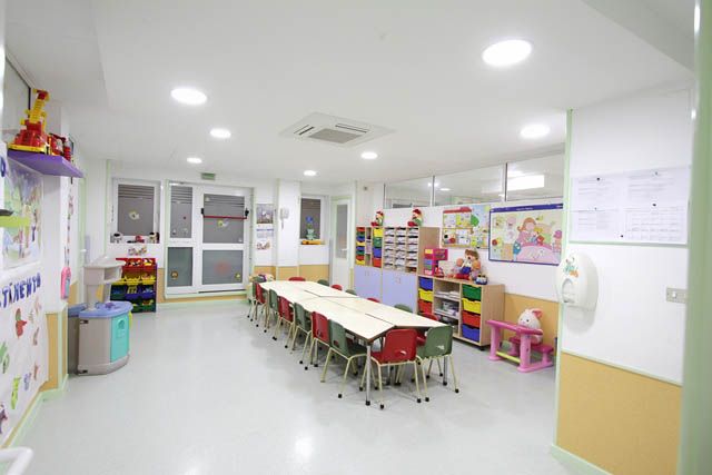 Escuela Infantil Los Robles mesas y sillas de salón