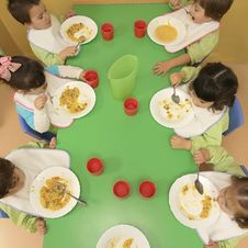 Escuela Infantil Los Robles mesa con alimentos