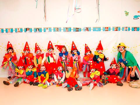Escuela Infantil Los Robles niños con disfraz de payaso
