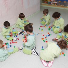 Escuela Infantil Los Robles niños pintando