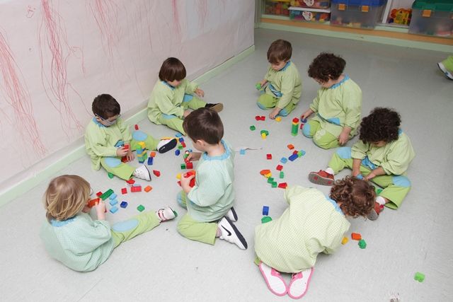 Escuela Infantil Los Robles niños jugando